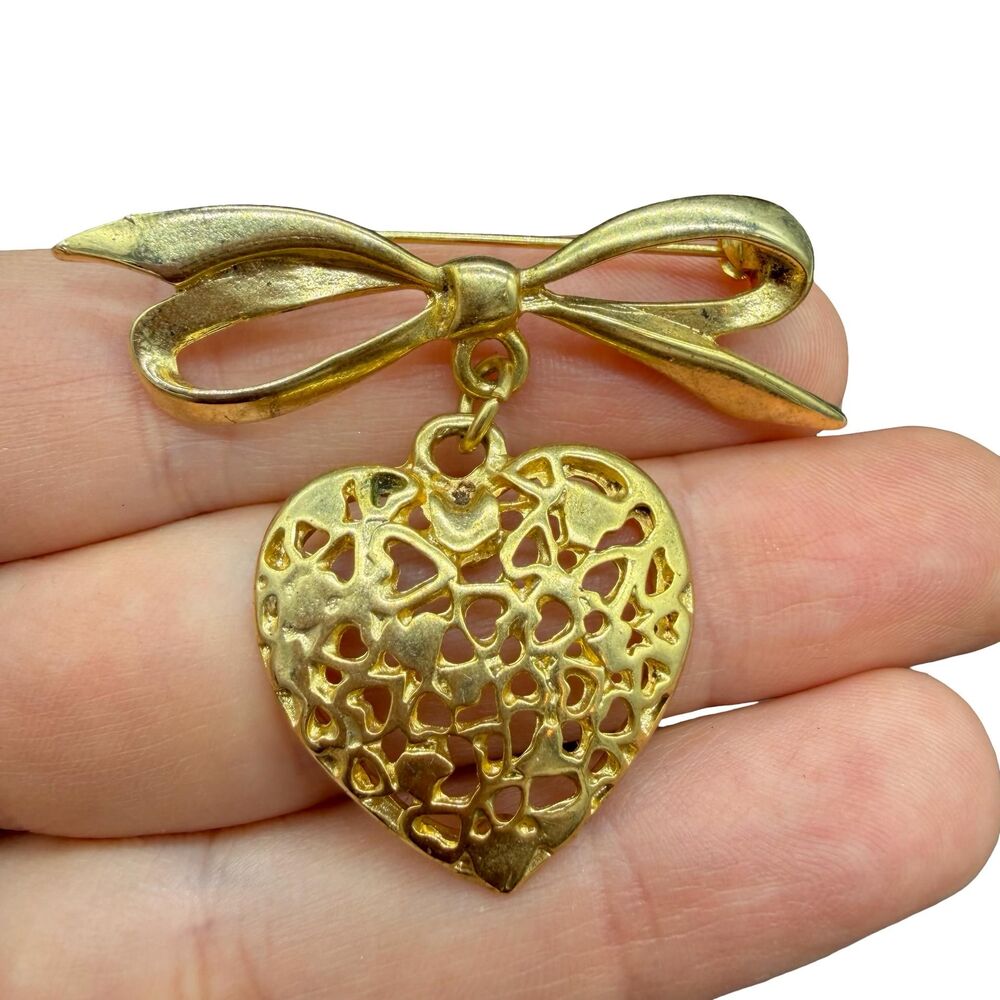 Vintage Jewelry Gold Tone Dangling Heart Charm Brooch heart Pin